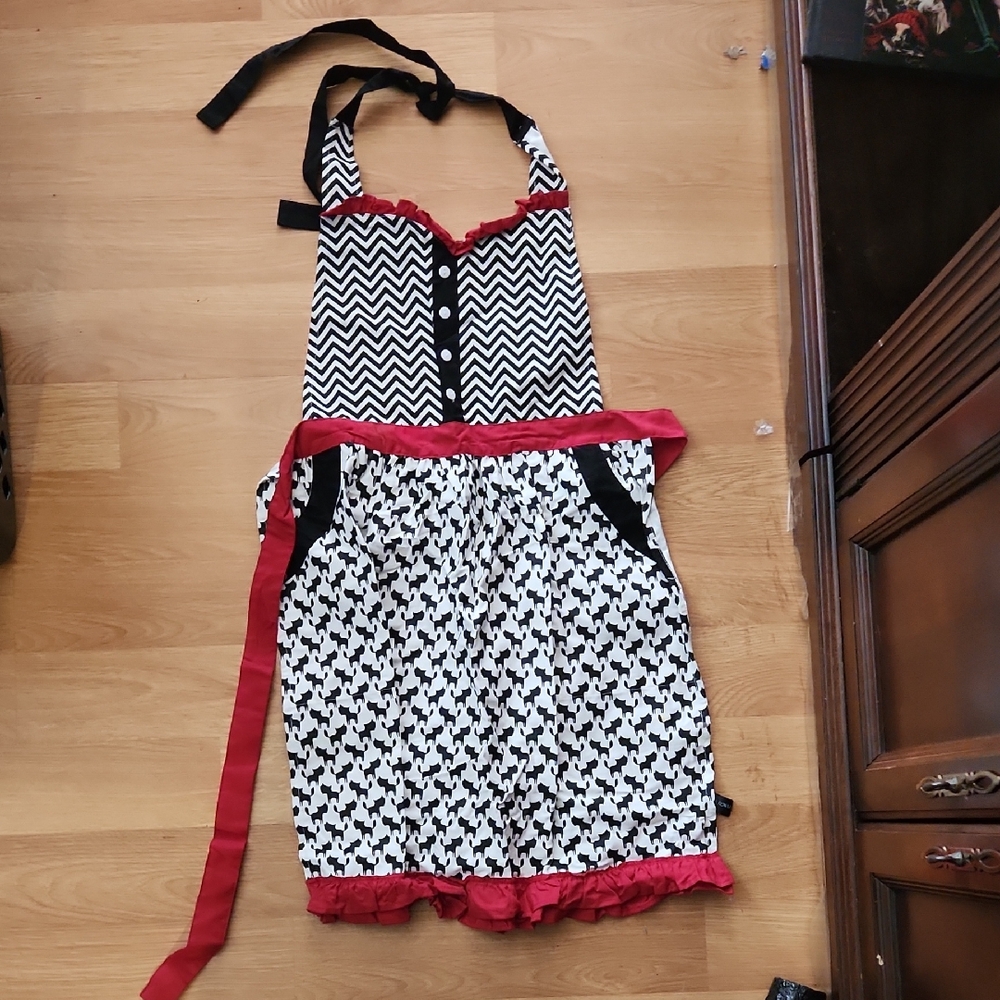 New Envougue Black and White Patterned Apron with Red Accents Never Worn